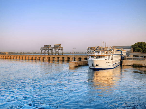Passing through Esna's lock